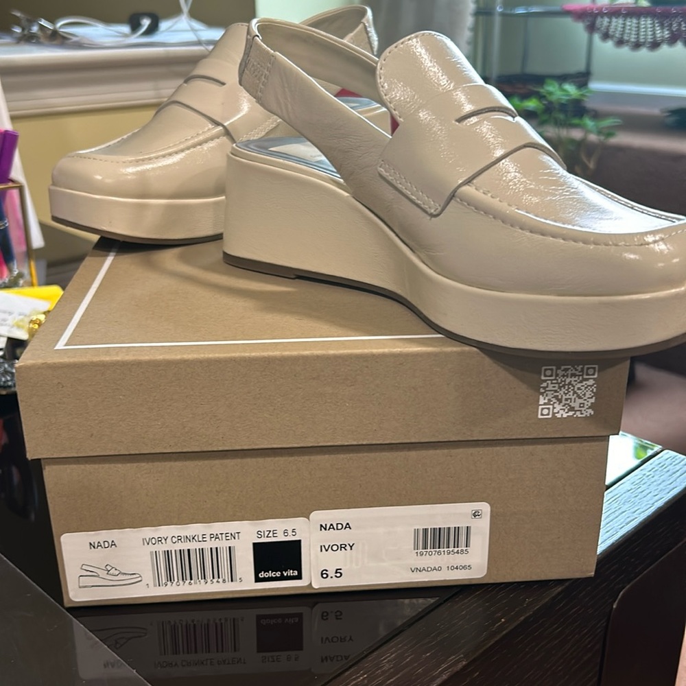 Dolce Vita Ivory Crinkle Patent Leather 6.5 EUC